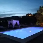 El Nispero Dulce 4*