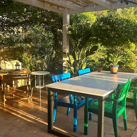 לינה וארוחת בוקר El Nispero Dulce 4*