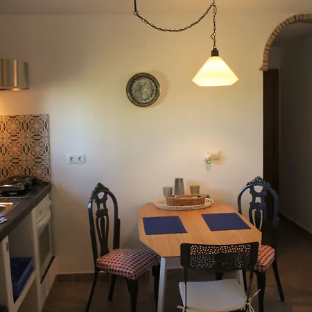 לינה וארוחת בוקר El Nispero Dulce 4*